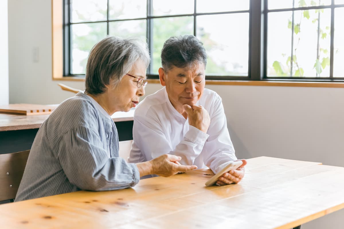 パソコンで調べる高齢夫婦。美濃・名古屋近郊の相続手続きも対応する林組。
