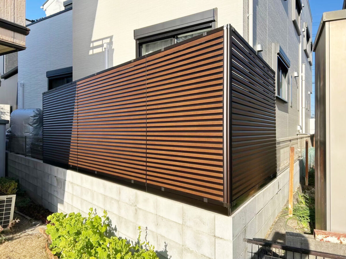 住宅外観と調和した目隠しフェンスの全体像