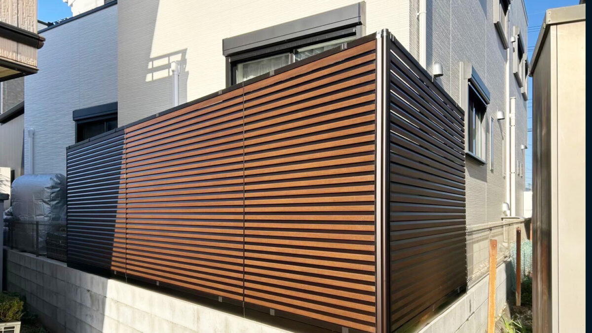 住宅外観と調和した目隠しフェンスの全体像