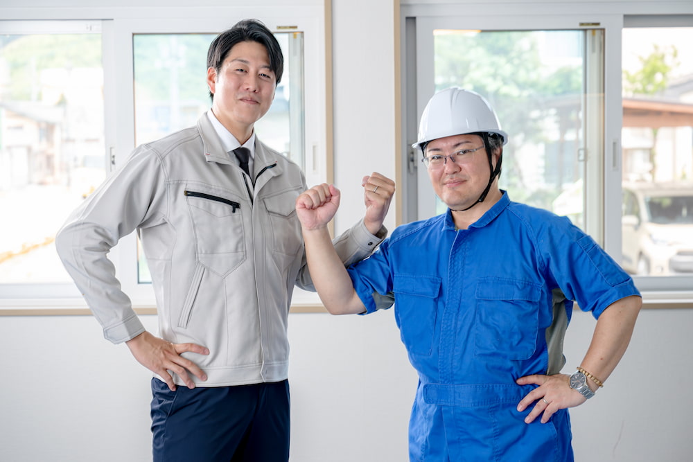 失敗しない外構工事業者選びのポイント｜信頼できる現場監督と職人がガッツポーズで協力する様子