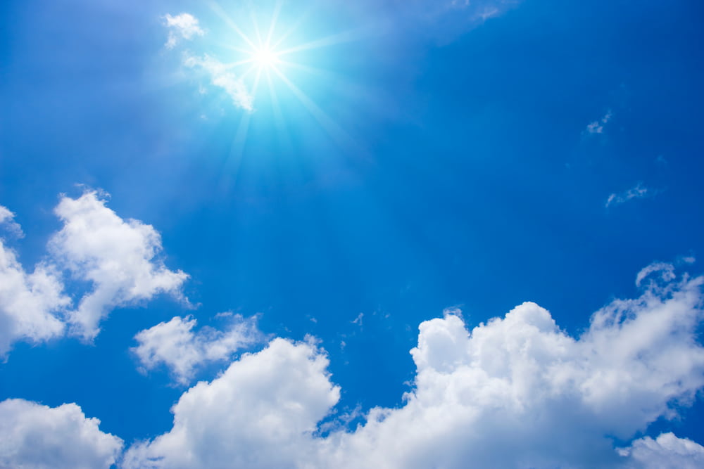 8月の猛暑を象徴する強烈な太陽光と青空。空き家にとって過酷な夏の環境を表す画像