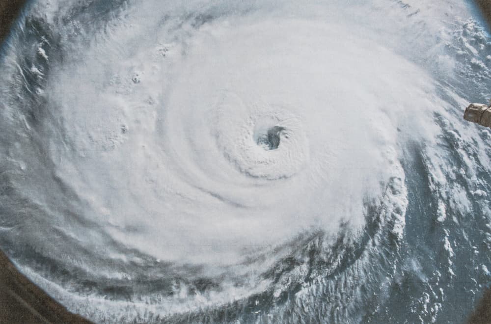 上空から見た巨大な台風の目。9月の台風シーズンに備えた空き家管理の重要性を示す衛星画像