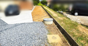 雑草撤去後の整地された土地と境界部分