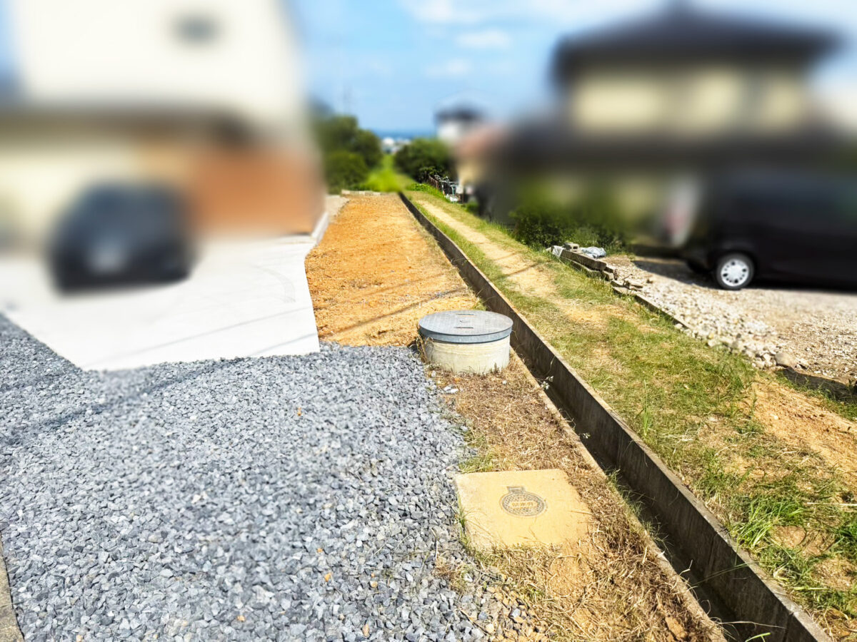 雑草撤去・整地工事完了後の平らな土地表面