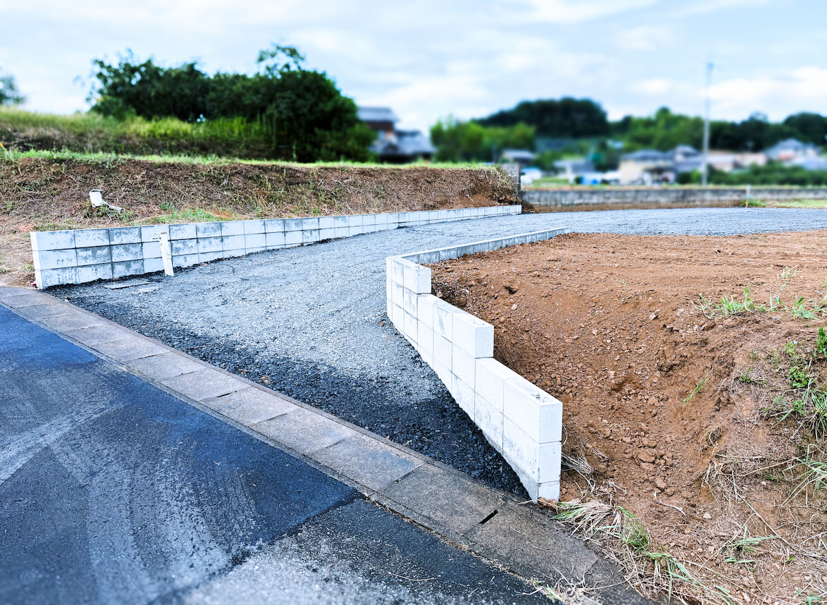 境界ブロック設置工事・白いコンクリートブロックで土地を区画