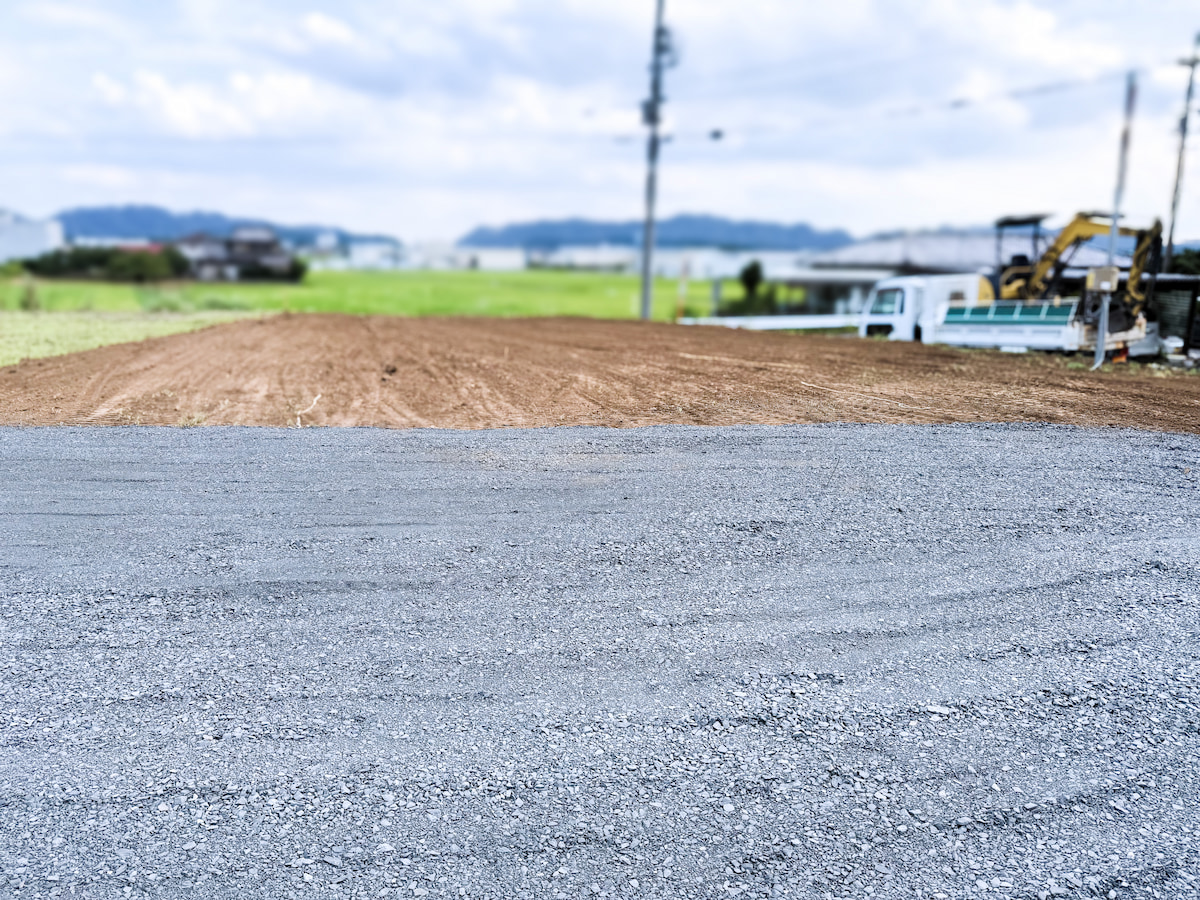造成工事中の整地作業・重機による砕石敷設の様子