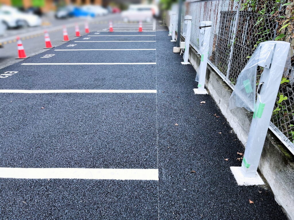 アスファルト舗装工事完了後の駐車場・白線引き直し済み・EV充電設備設置対応