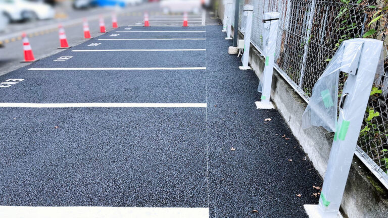 【施工事例】駐車場のアスファルト舗装とEV充電設備を同時施工｜次世代の駐車環境を実現 - 株式会社 林組