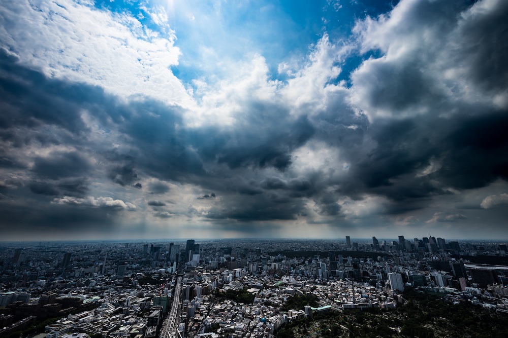 9月の台風シーズンに見られる不穏な暗雲と光が差し込む劇的な空模様