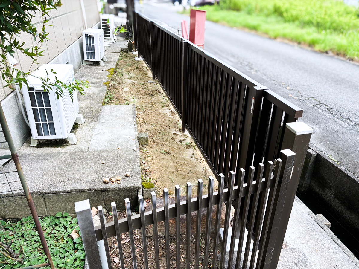 施工前・フェンスと建物の間の狭小スペース全景