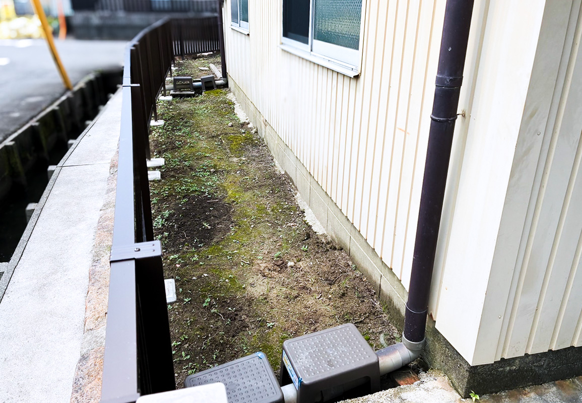施工前・苔が生えた地面と排水管周辺