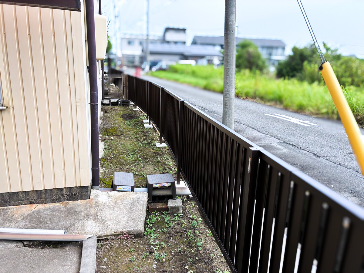 施工前・フェンス内側の全体像と道路側からの眺め