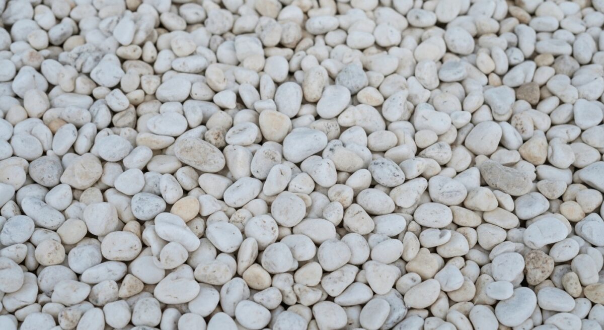 外構や庭に使用される白色の玉砂利を敷き詰めた地面
