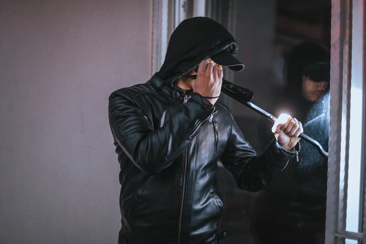 懐中電灯を持って侵入しようとする不審者