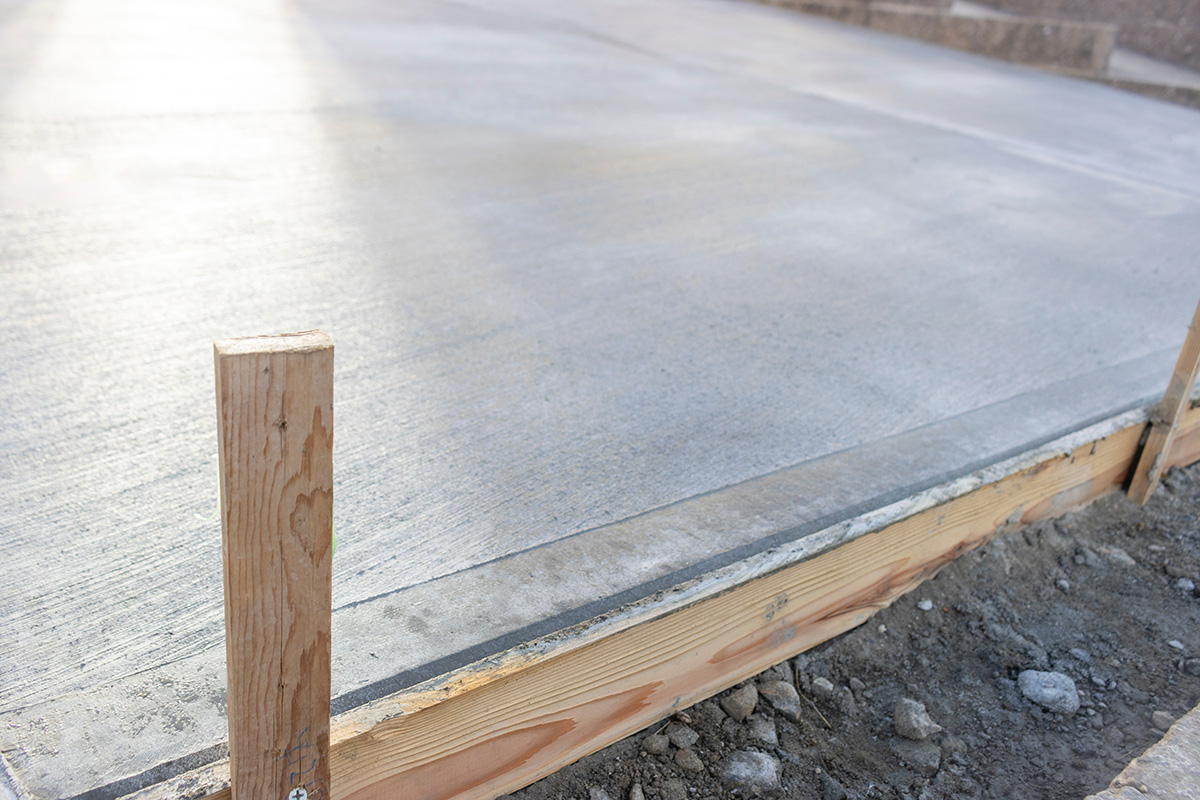 刷毛引き仕上げを施したコンクリート土間舗装の施工直後の様子