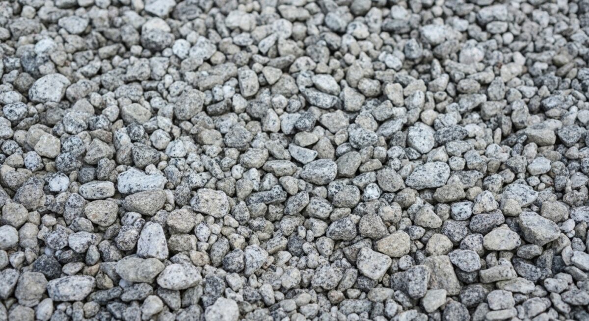 駐車場や通路に使用される御影石の砕石砂利