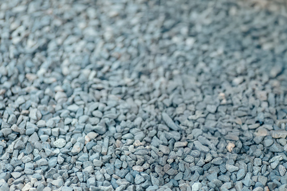 ブルーグレー系の砕石砂利を敷き詰めた外構の地面