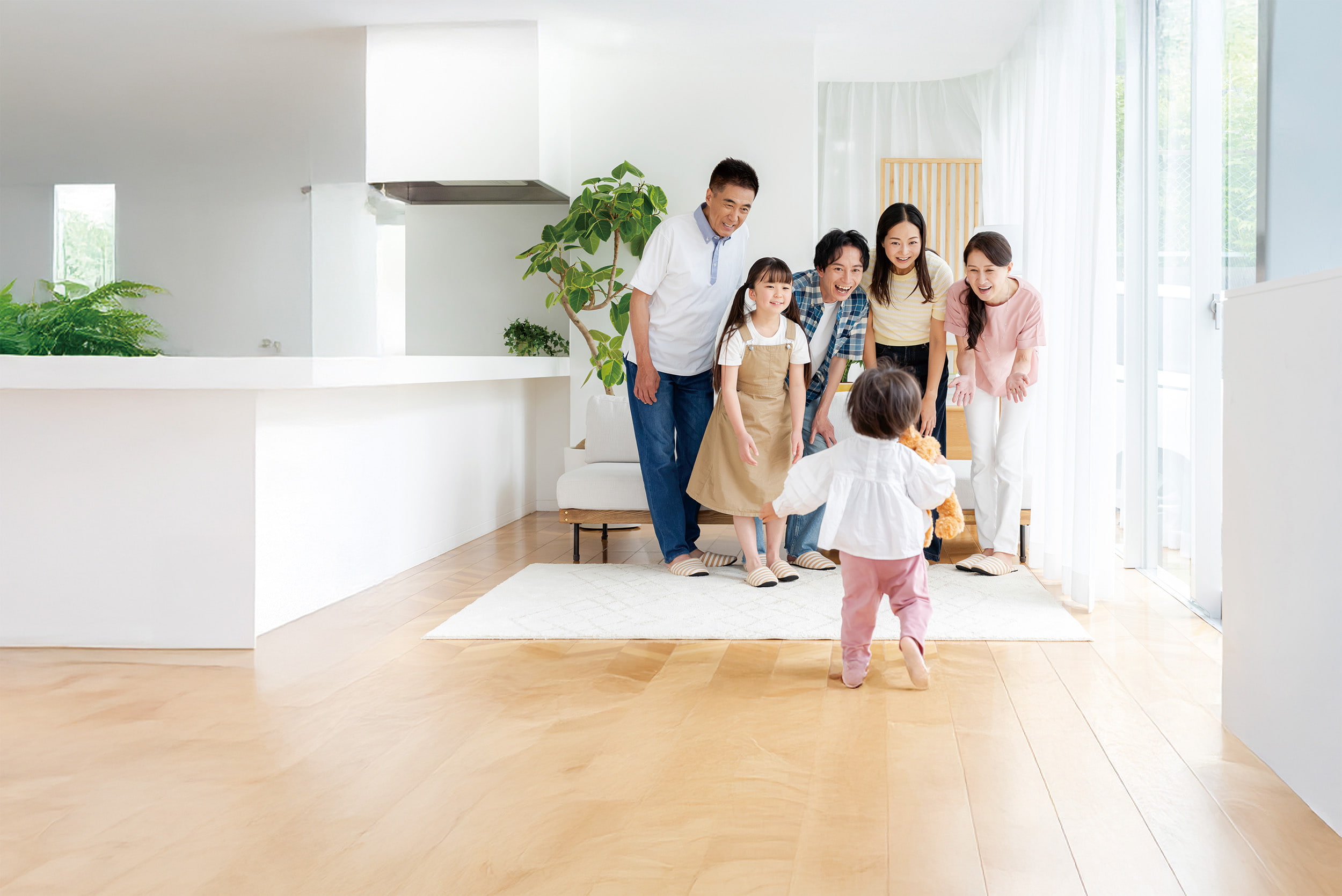 相続について相談する家族 - 土岐市の相続空き家サポート 株式会社林組