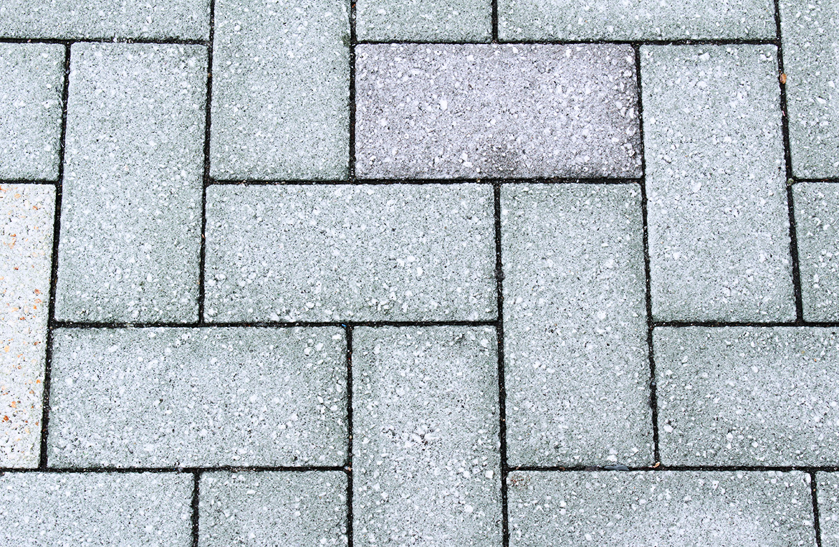 グレー系のインターロッキングブロックを使用した外構舗装のランダムパターン