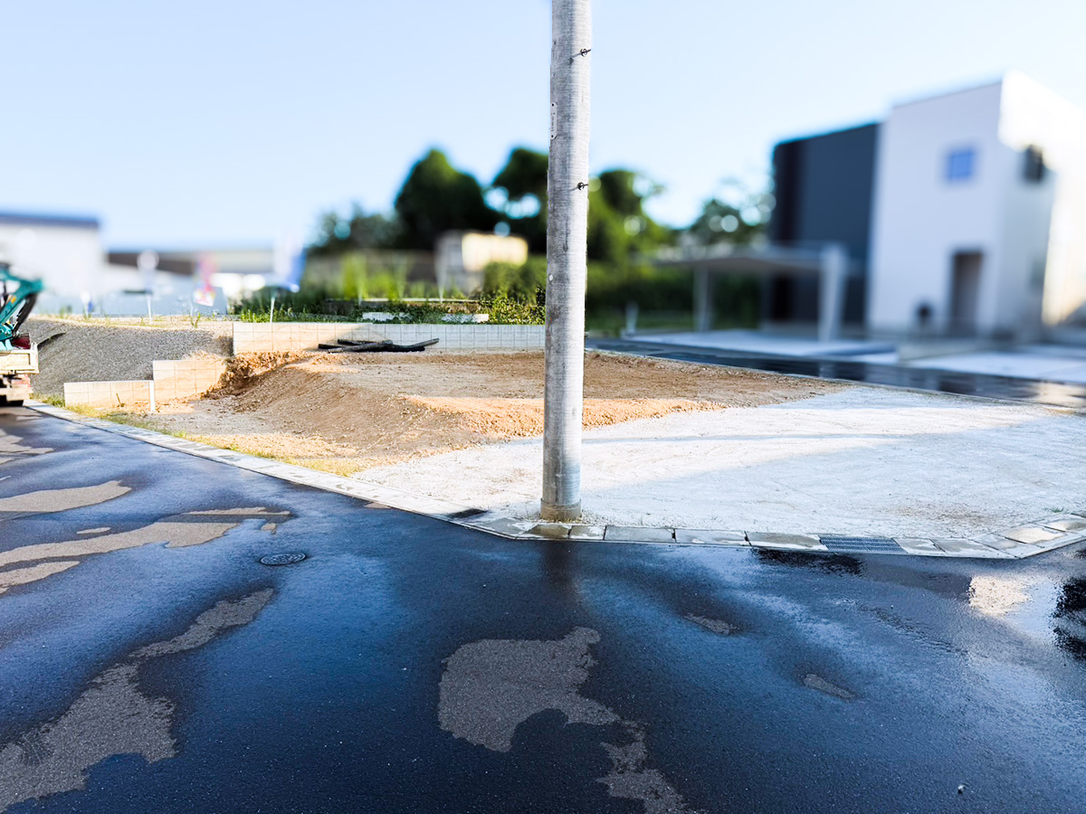 地鎮祭用の造成工事完成形。整地が完了し、地鎮祭用の盛砂が台形状に設置されている。奥には作業車両が見える