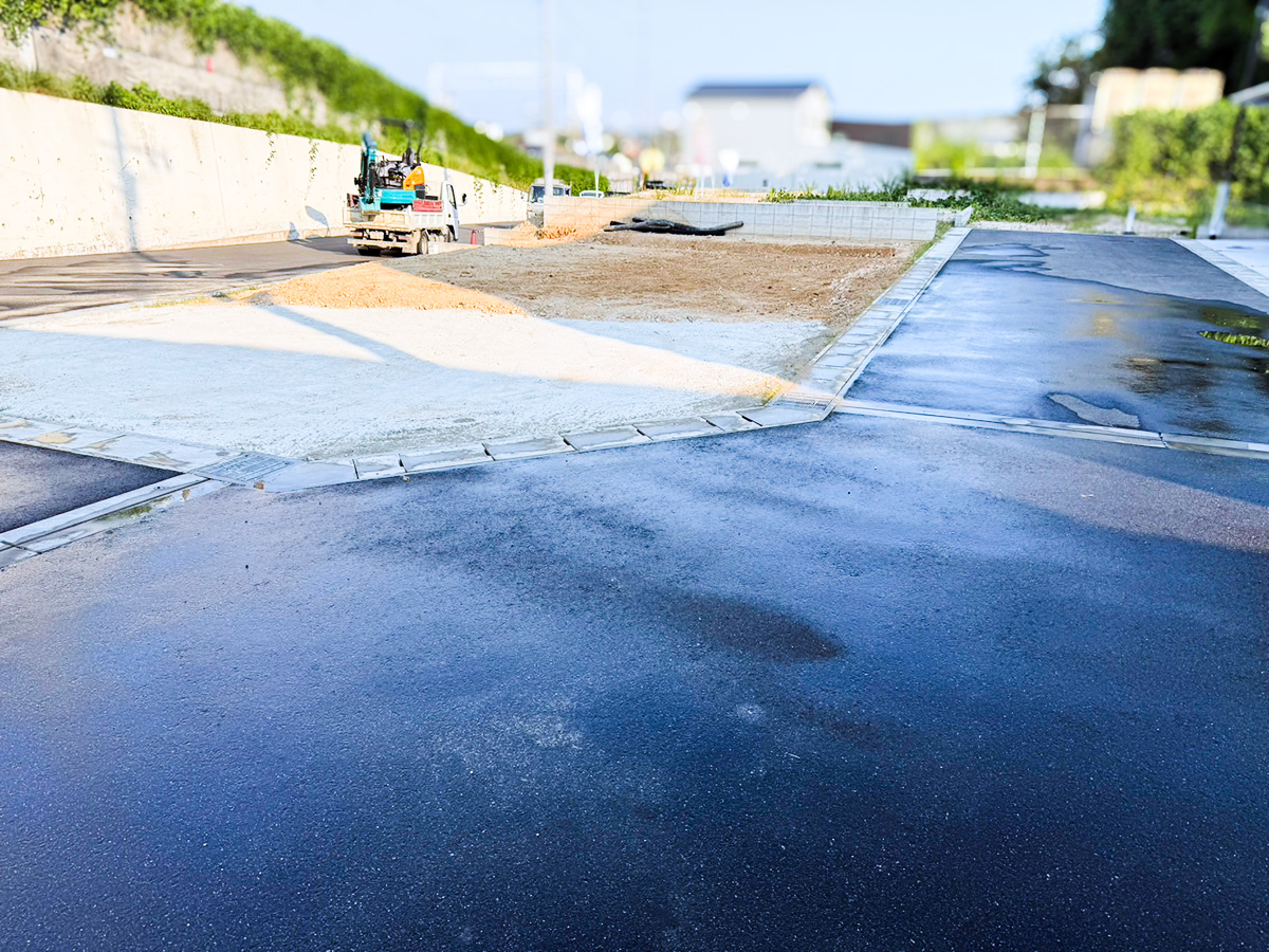 造成工事の整地作業を擁壁側から撮影。土が均され平坦になり始めている状態
