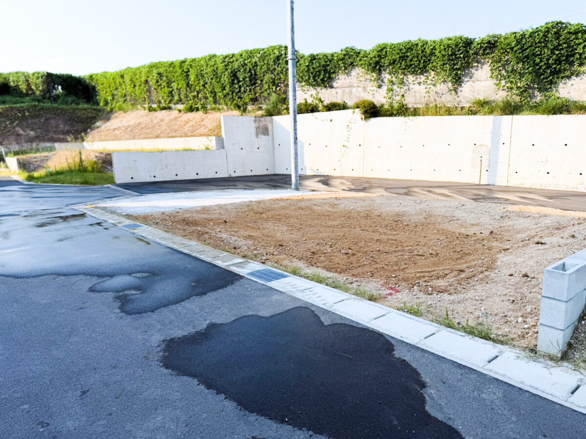 造成工事の作業途中。整地作業が進み土が均されている状態で、道路との境界部分が確認できる