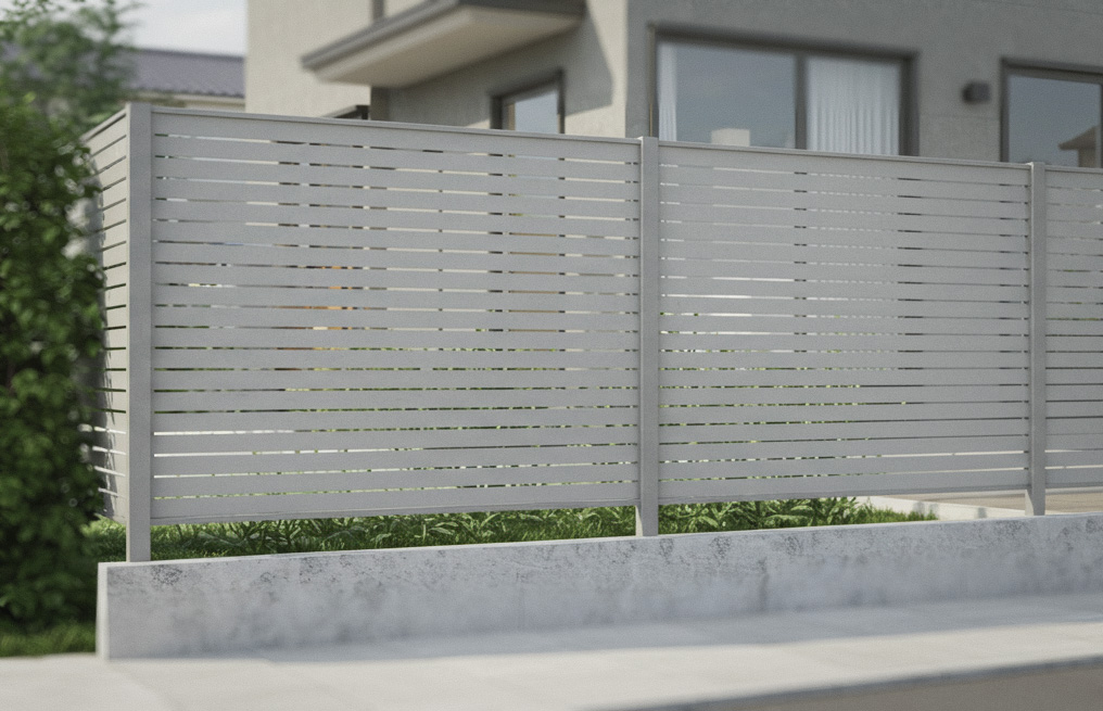 モダンな住宅に設置されたアルミ製目隠しフェンス