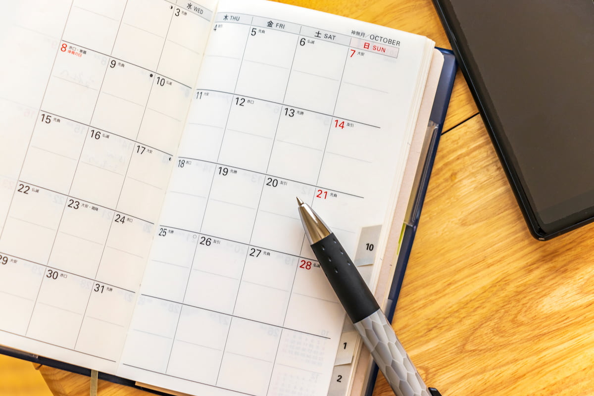 外構リフォームの計画を立てるためのカレンダーとペン