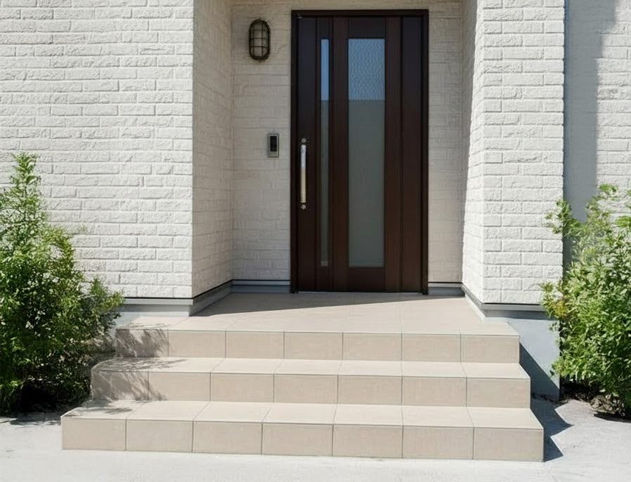 手すりのない玄関ポーチの段差