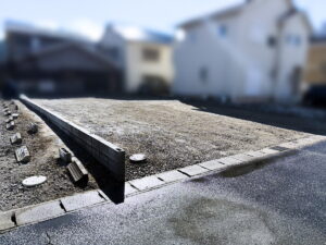 施工後・砕石敷設と境界ブロック設置完了の全景