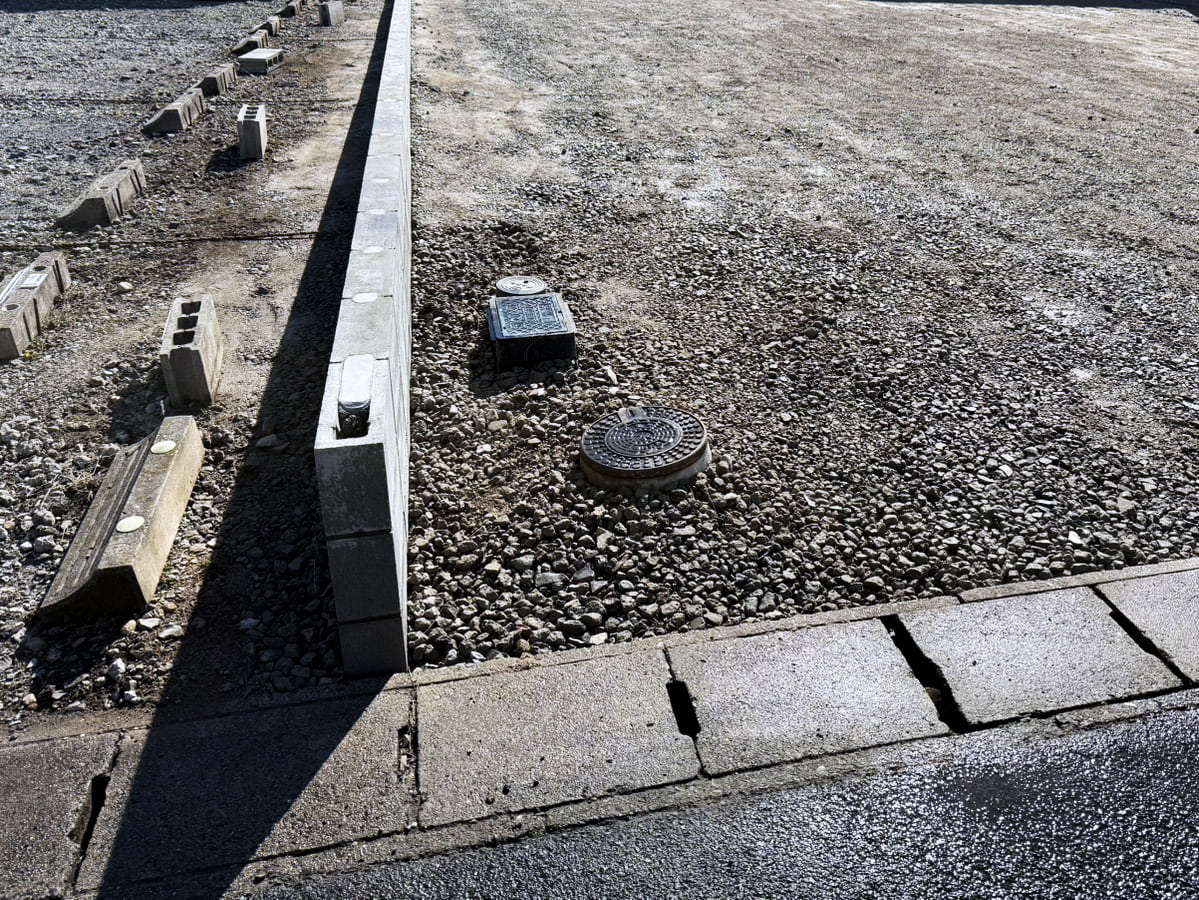施工後・境界ブロックとマンホール周辺の詳細