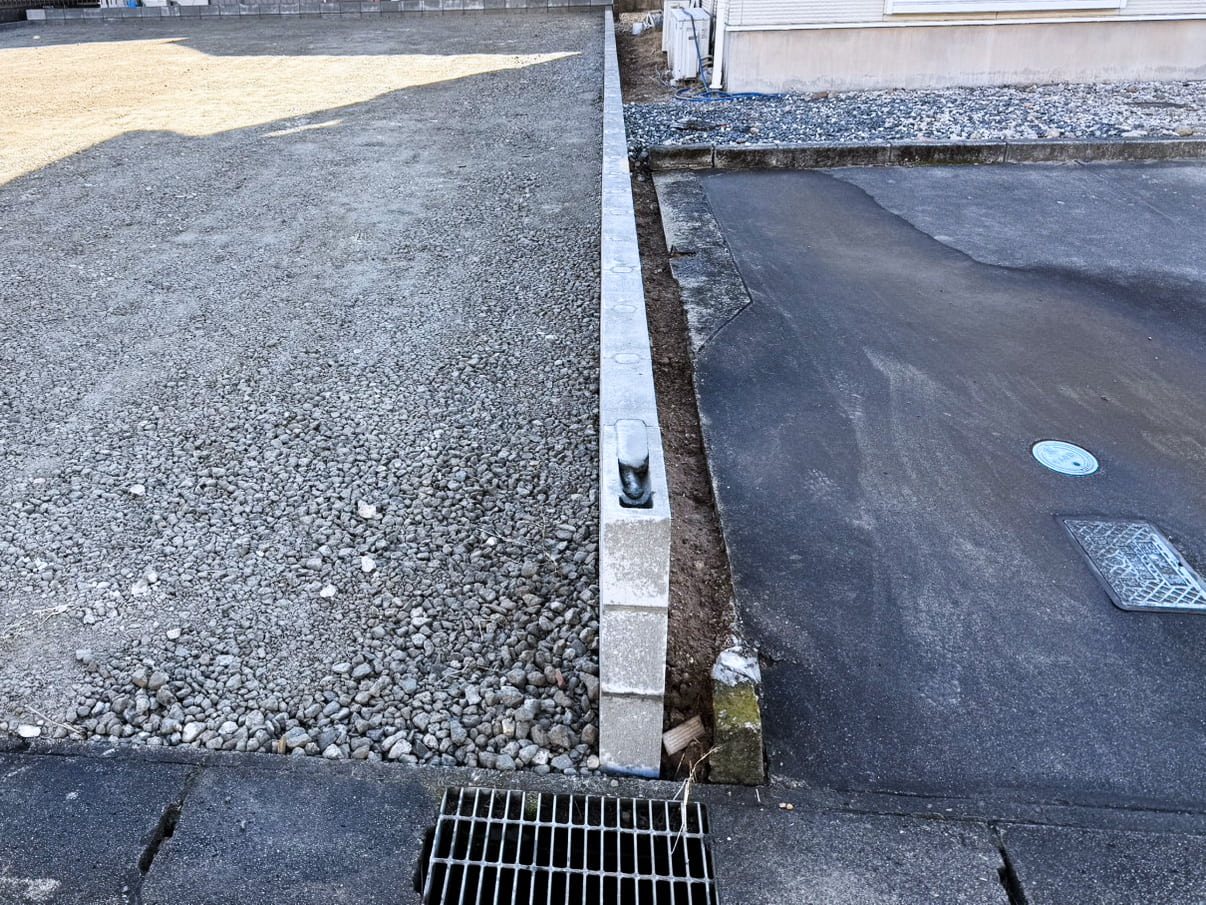 施工後・角部分の境界ブロックと排水溝