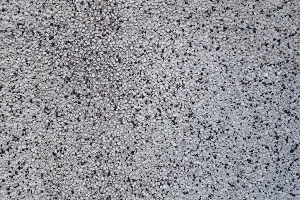 洗い出し仕上げの表面｜白と黒の骨材が露出した滑りにくいコンクリート舗装