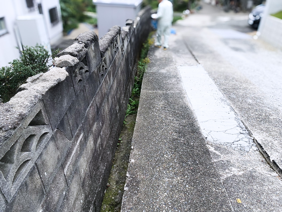 施工前・傾いたブロック塀
