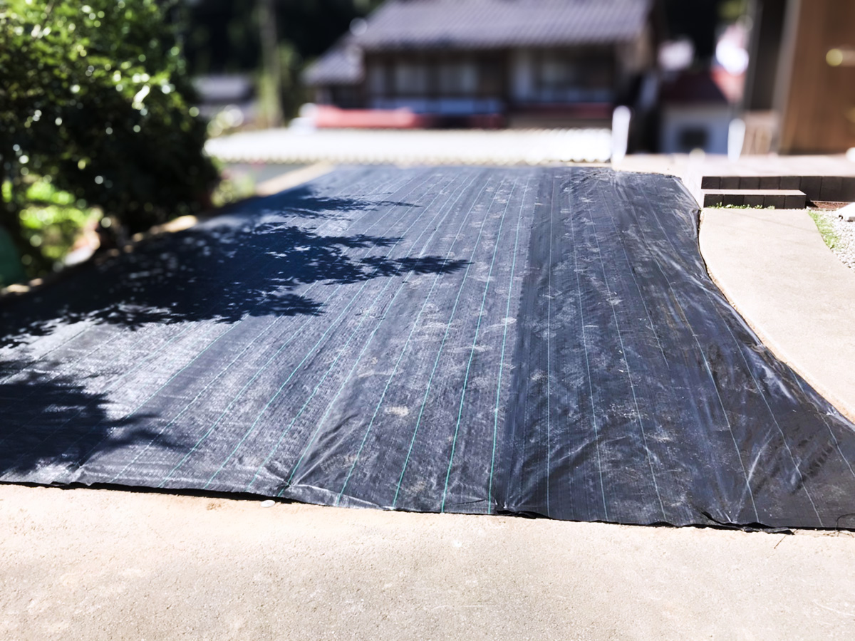 防草シート敷設後の庭