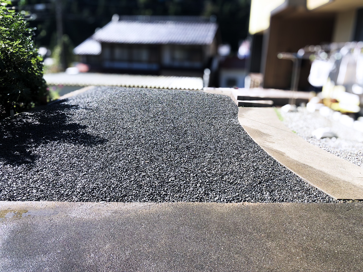 砂利敷設完了後の庭