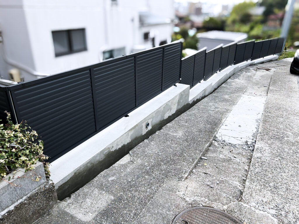 倒れかけのブロック塀を撤去して目隠しフェンスを新設｜安全性と見た目を改善