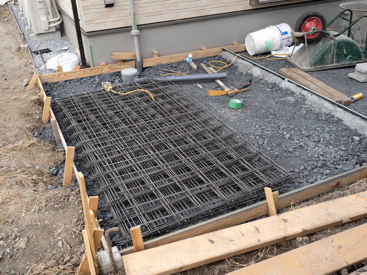 コンクリート駐車場の施工準備。型枠と鉄筋（ワイヤーメッシュ）を設置し、打設前の状態。