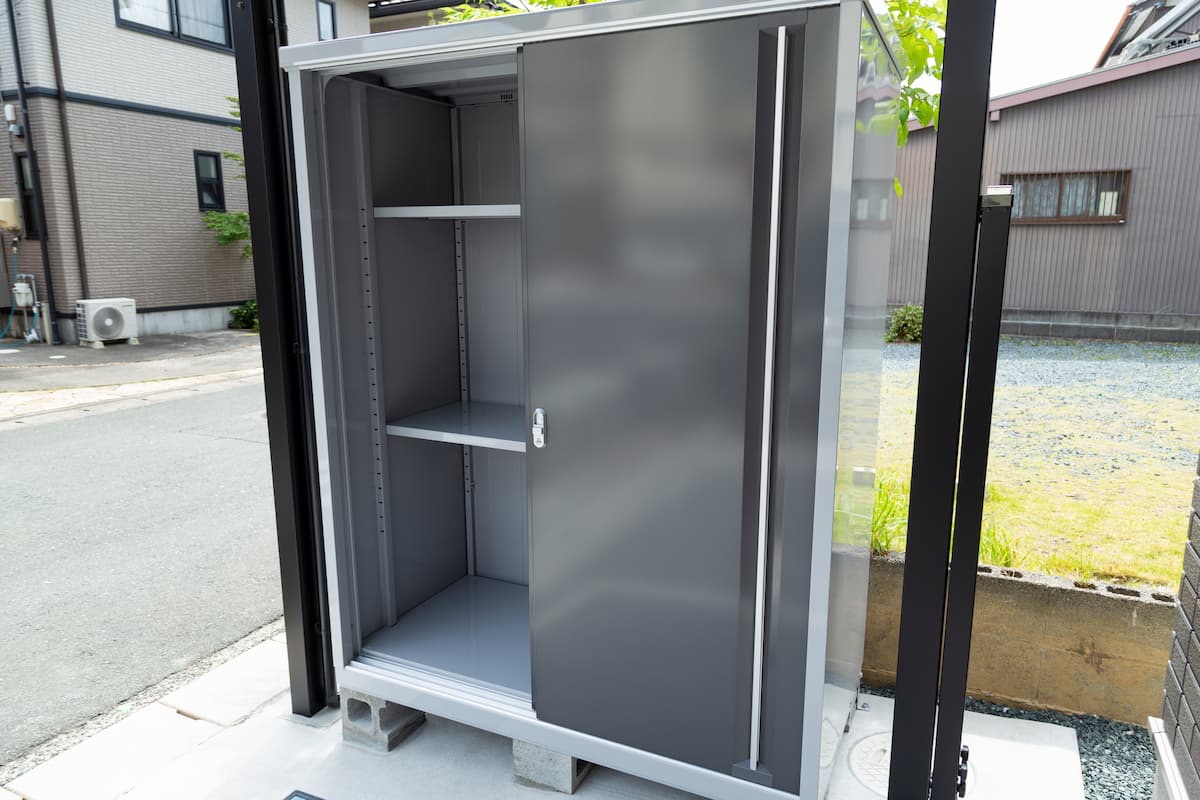 コンクリートブロック基礎の上に設置された物置