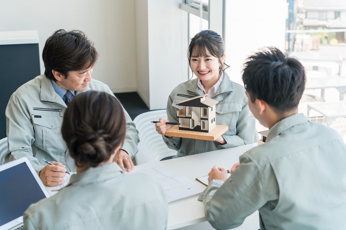 外構工事の打ち合わせで図面を確認する様子