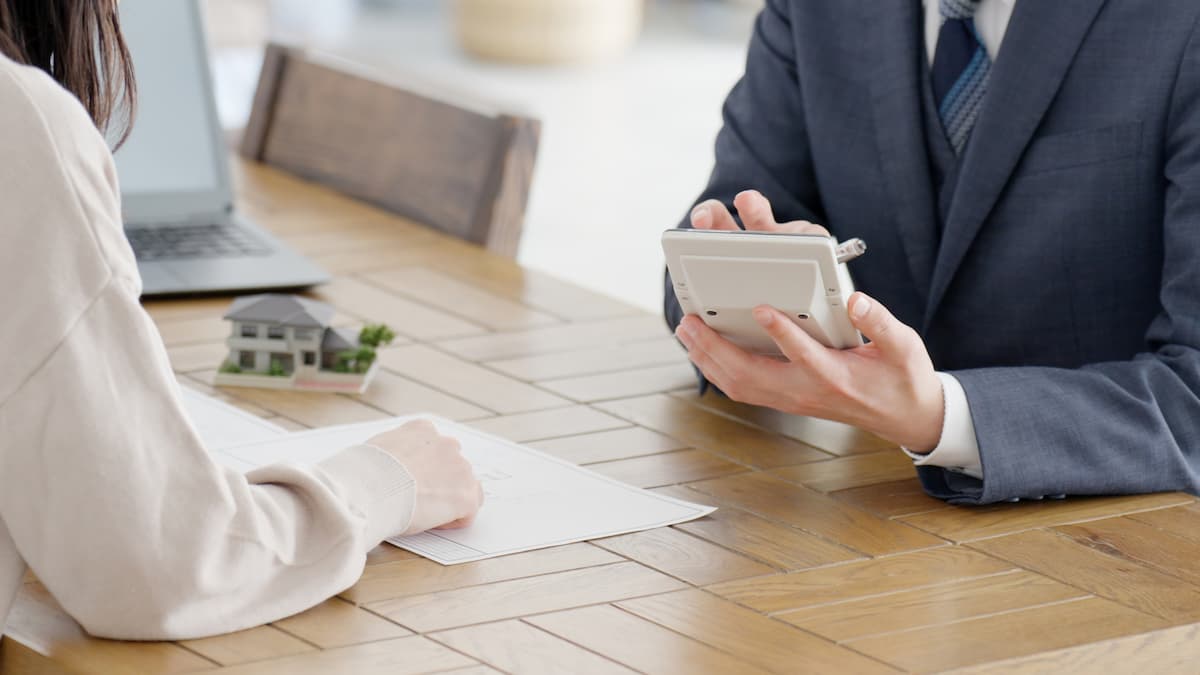 外構工事の見積もり費用について相談する様子