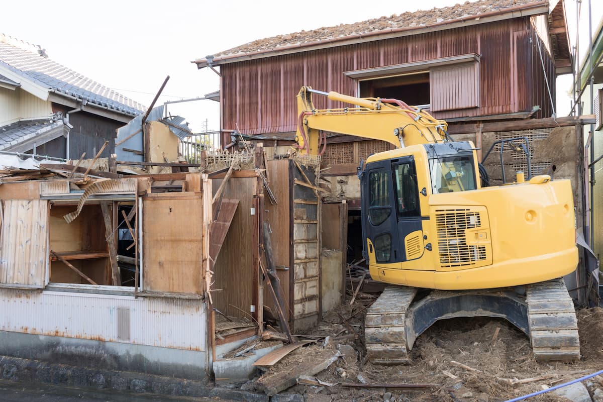 木造住宅の解体工事現場｜重機による建物の取り壊し作業