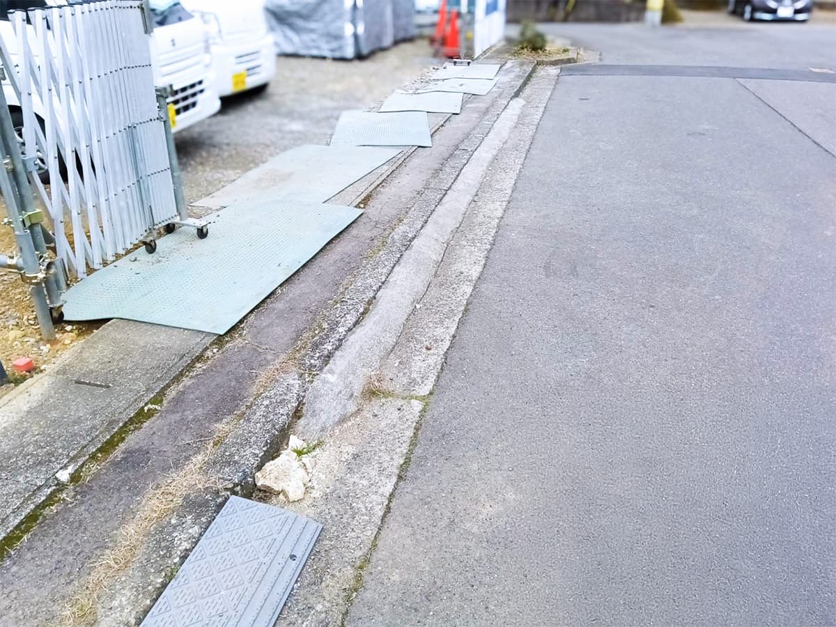 施工前・既設の乗り入れと側溝の全景