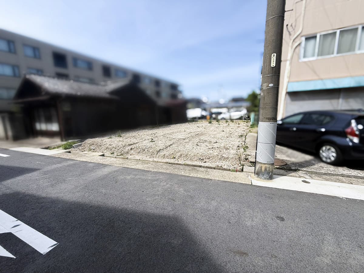施工前・雑草が生える空き地の全景