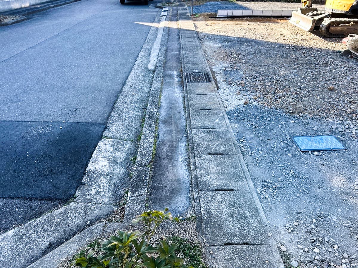施工前・傷みが見られる既設の乗り入れ周辺