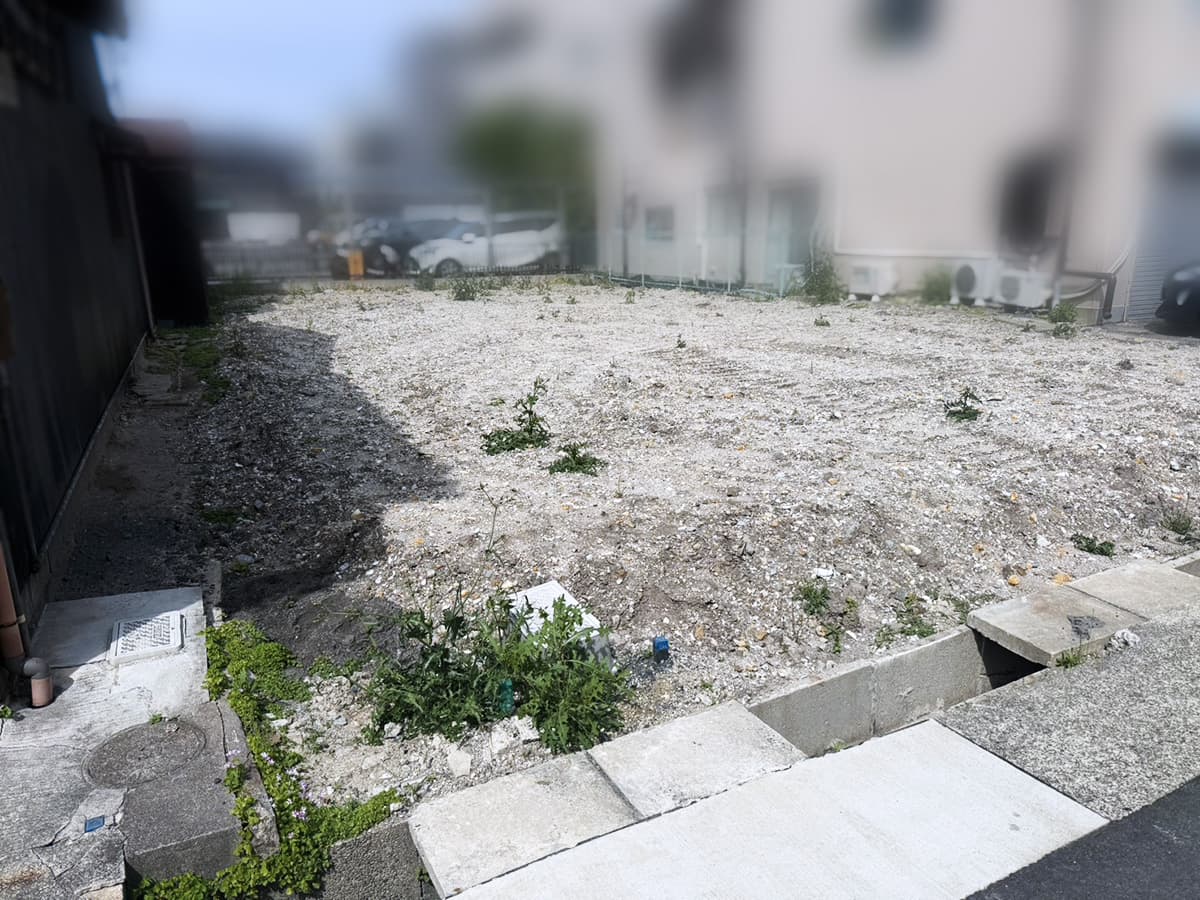 施工前・雑草で覆われた空き地の様子