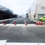【施工事例】雑草が広がる空き地をアスファルト舗装の駐車場へ｜境界ブロック・車止めまで一貫施工