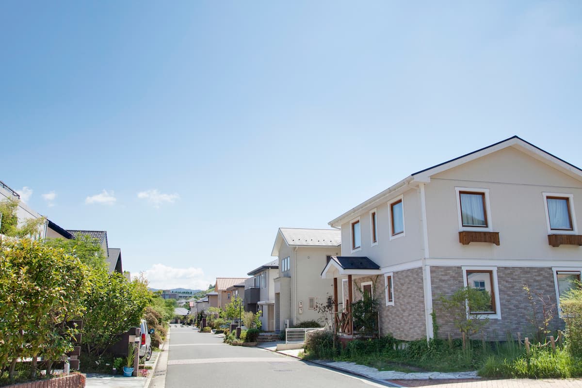 築10年前後の日本の戸建て住宅の外観