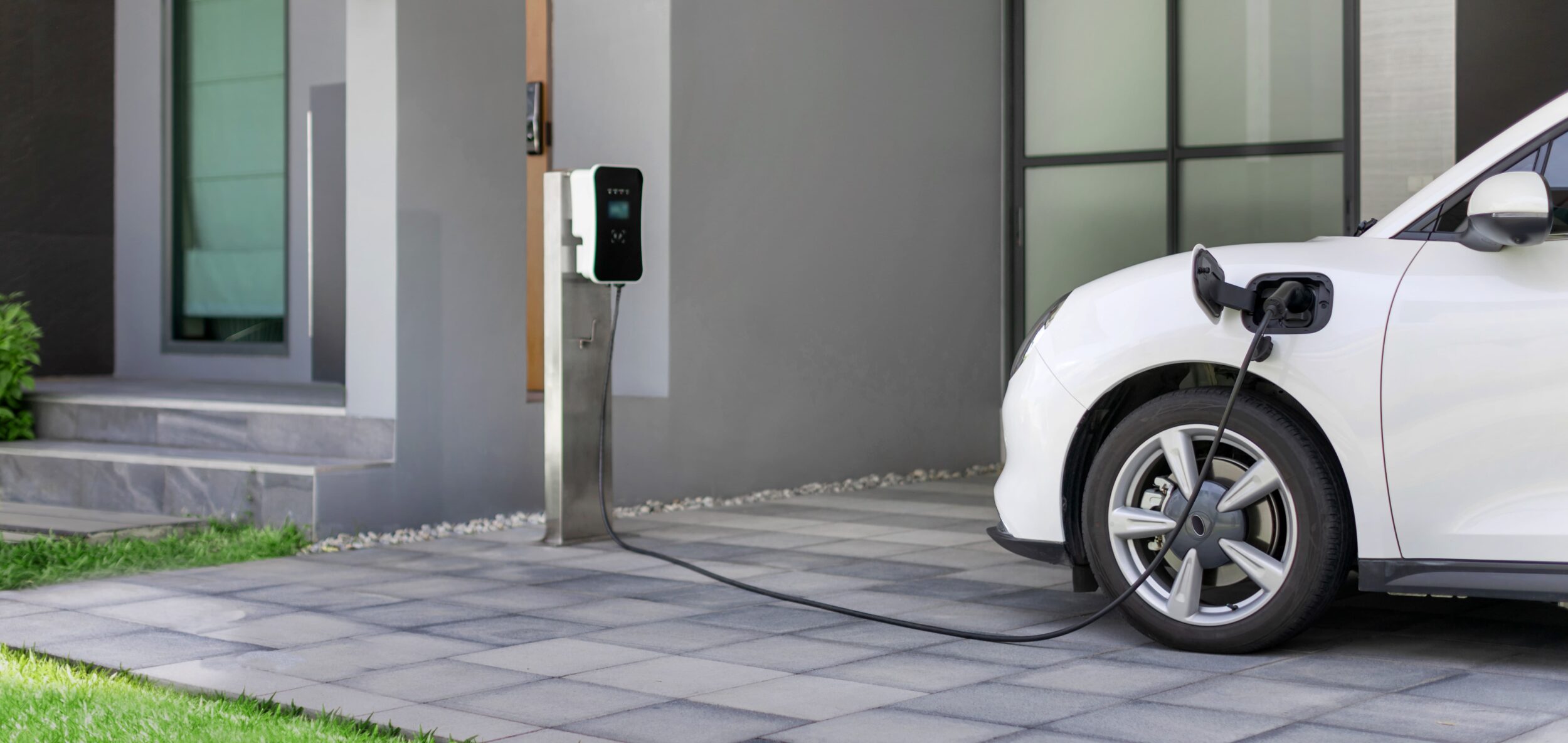 EV充電器を備えた新築戸建ての駐車場イメージ