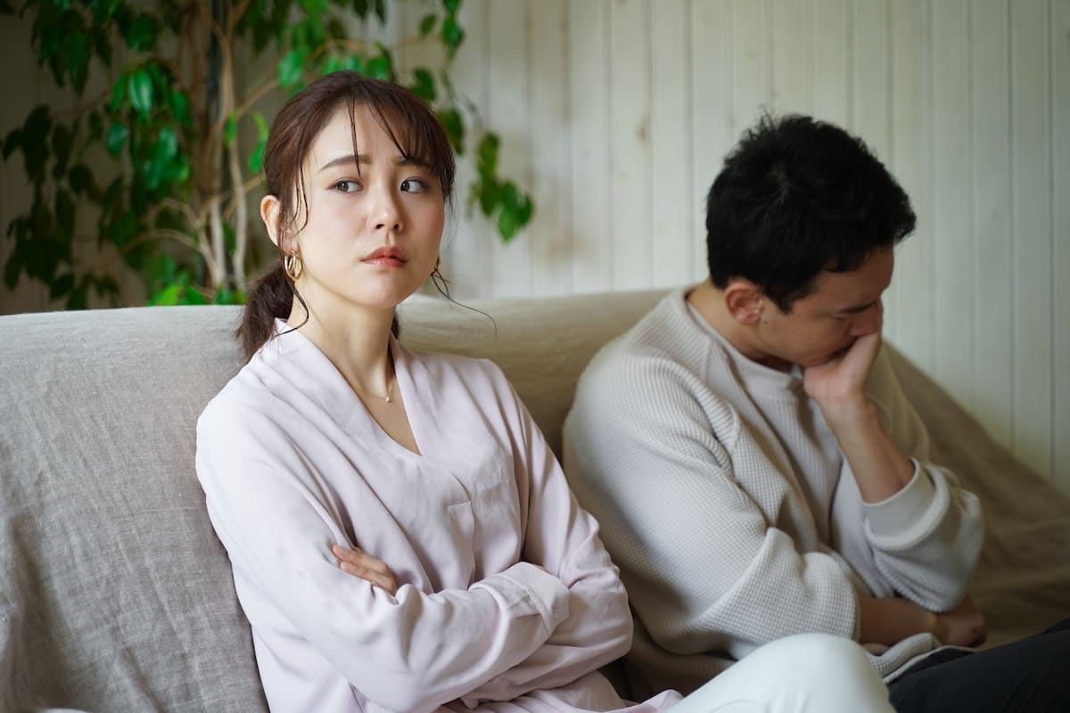 相続について兄弟で話し合う家族のイメージ